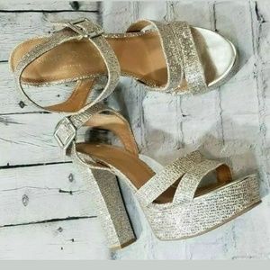 HOLIDAYS✨Chinese laundry gold platform size 7.5